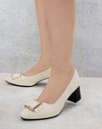 Zapatilla Beige Negro Punta Fina Moño Herraje Moderno Tacones Mujer 4220035