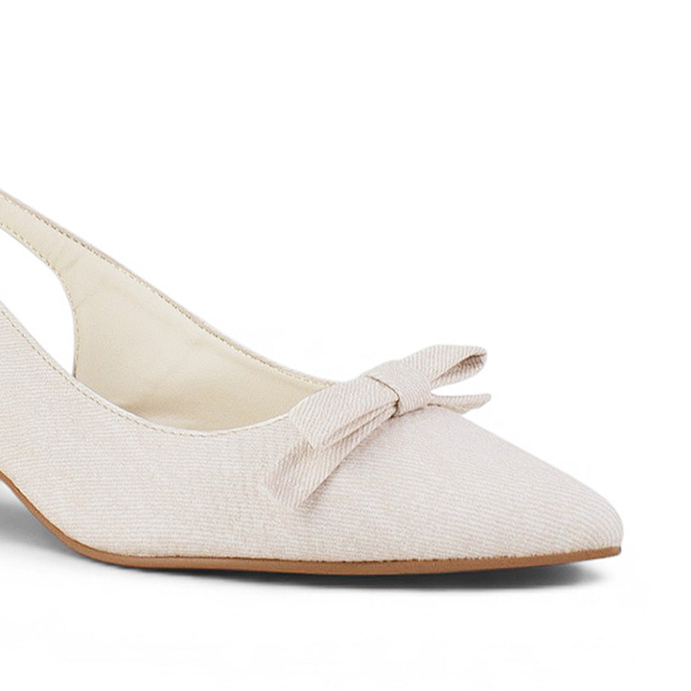 detalle del material sintético en zapatillas beige con moño para dama  