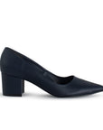 Vista lateral de zapatilla azul marino puntal con tacón bajo 5cm para mujer