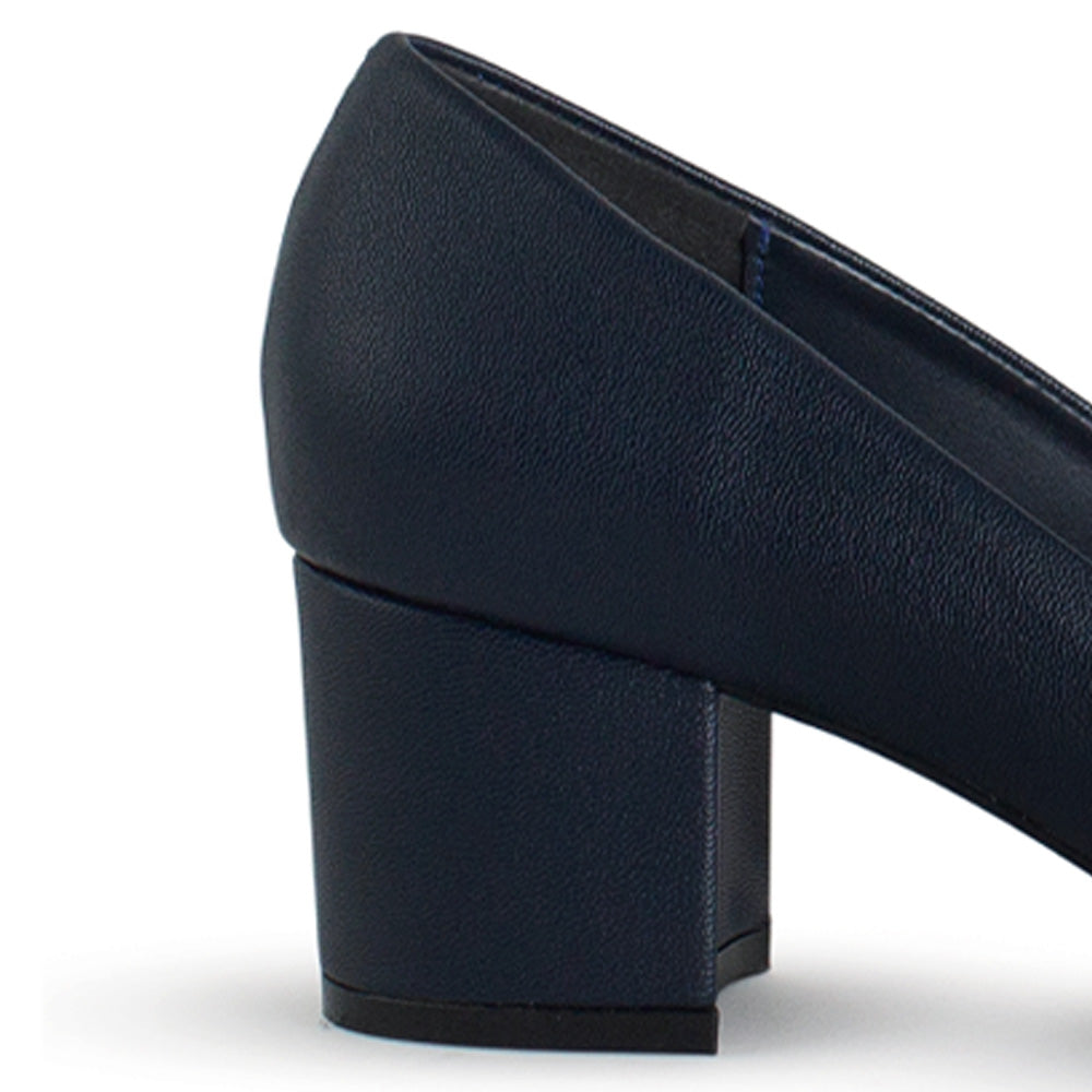 Vista trasera de tacón bajo de 5cm en zapatilla azul marino para mujer