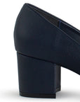 Vista trasera de tacón bajo de 5cm en zapatilla azul marino para mujer