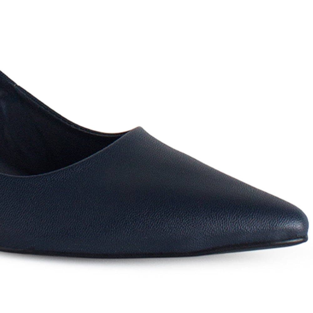 Vista a detalle de zapatilla puntal tipo stiletto para mujer en color azul marino