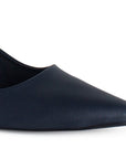 Vista a detalle de zapatilla puntal tipo stiletto para mujer en color azul marino