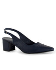 Vista diagonal de zapatilla azul marino puntal destalonada de tacón 6cm