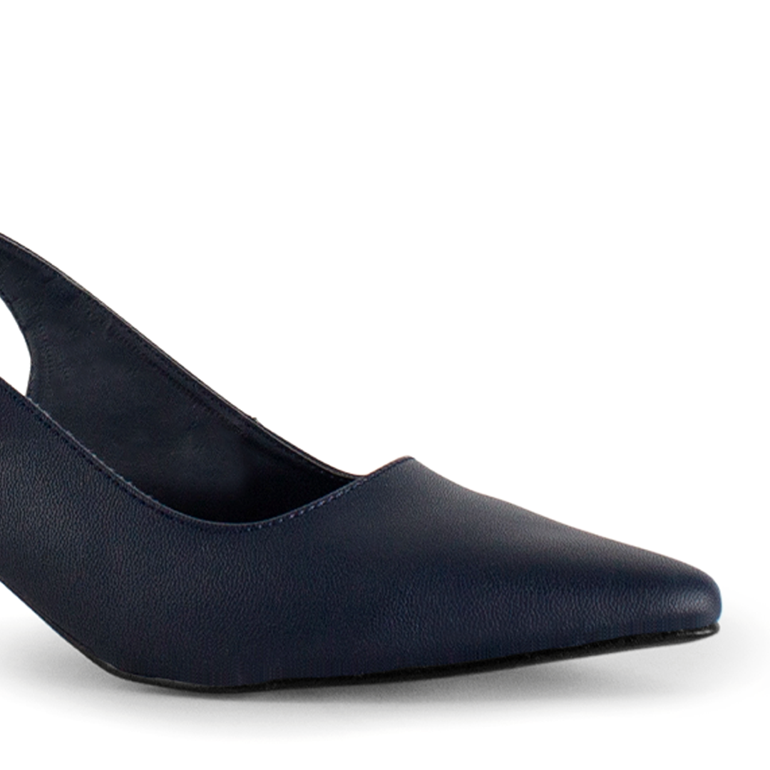 Vista a detalle de zapatilla para mujer destalonada en color azul marino