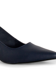 Vista a detalle de zapatilla para mujer destalonada en color azul marino