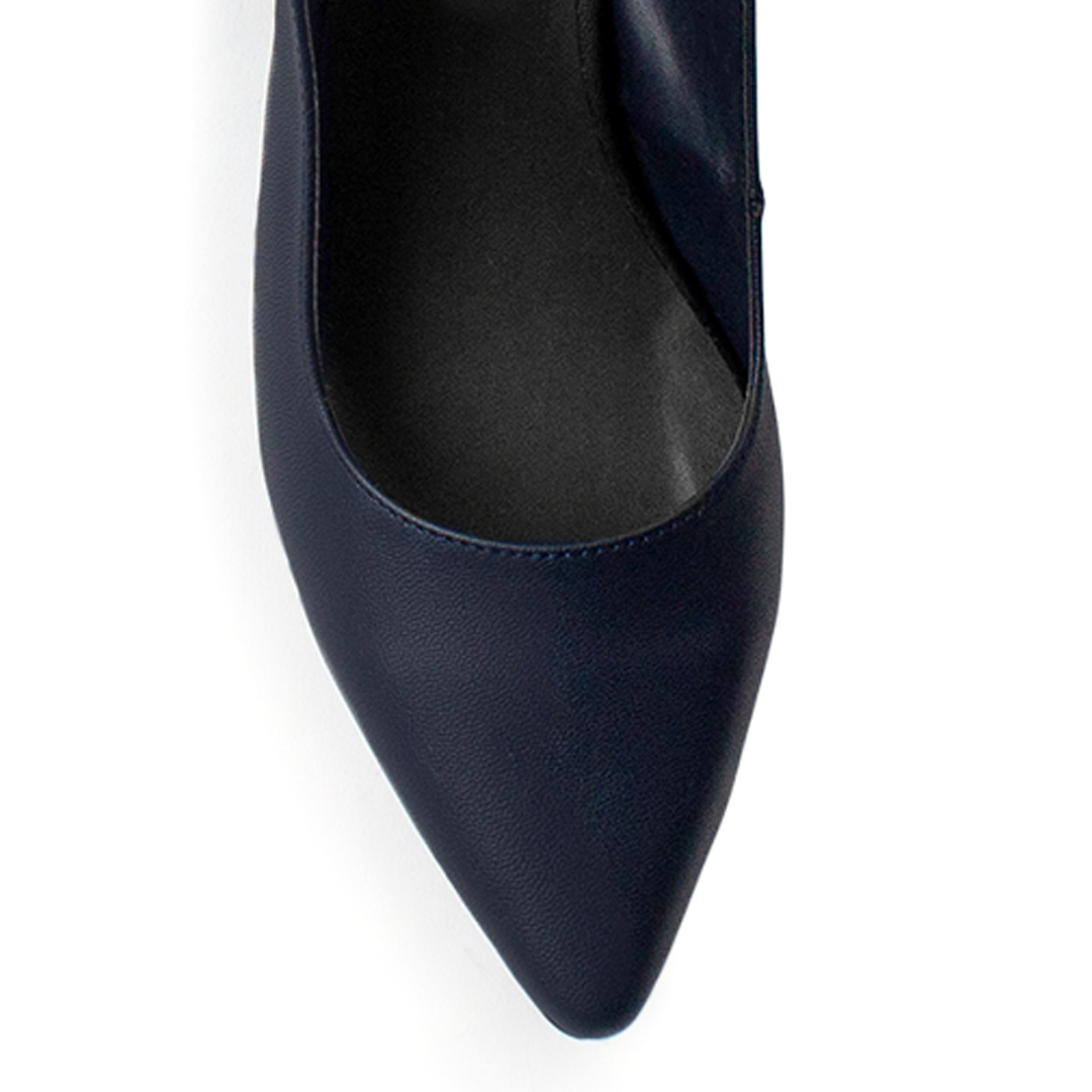 Vista de material cabra sintético de zapatilla azul marino destalonada con tacón ancho de 6cm 