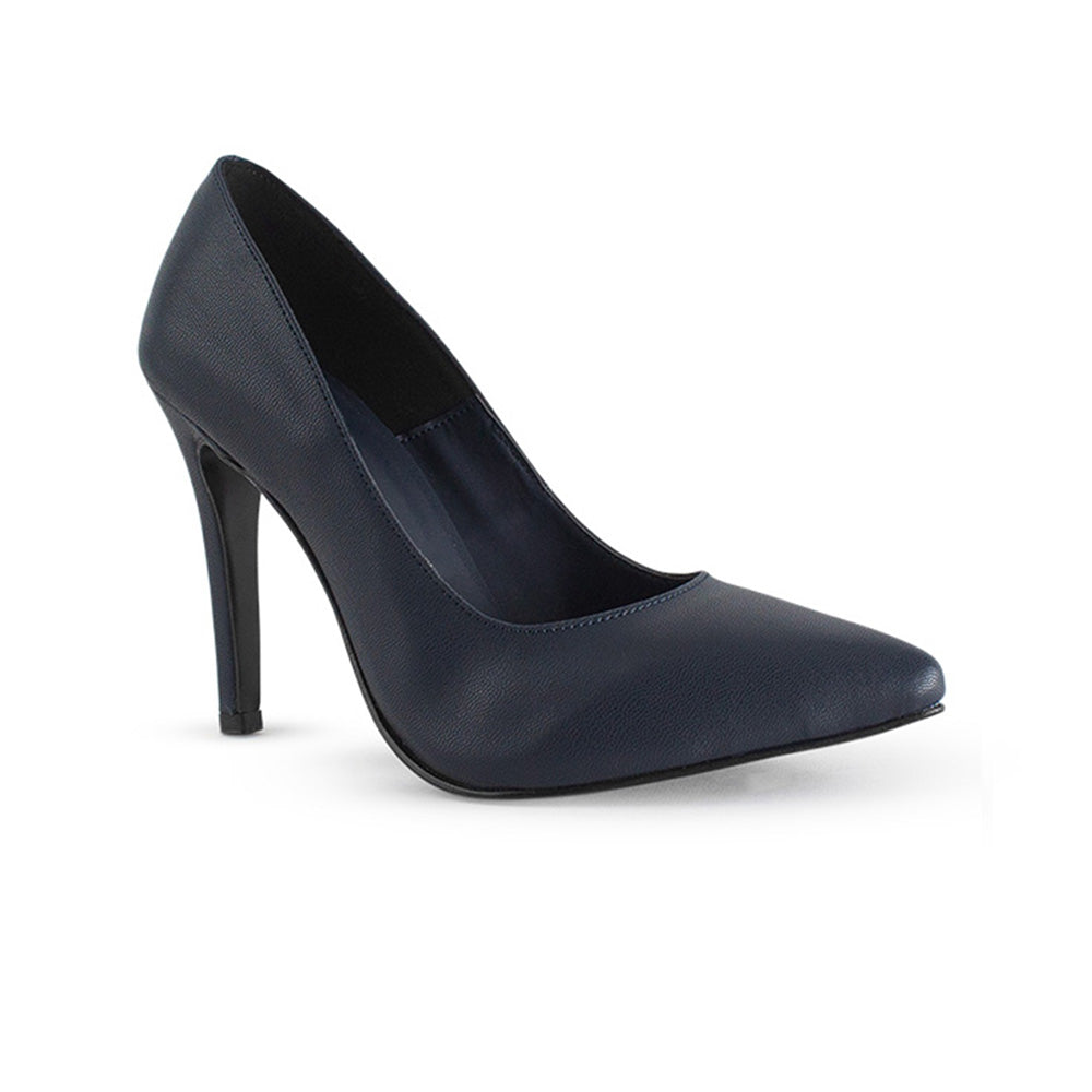 Vista diagonal de zapatilla azul marino con tacón delgado para mujer