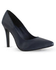 Vista diagonal de zapatilla azul marino con tacón delgado para mujer
