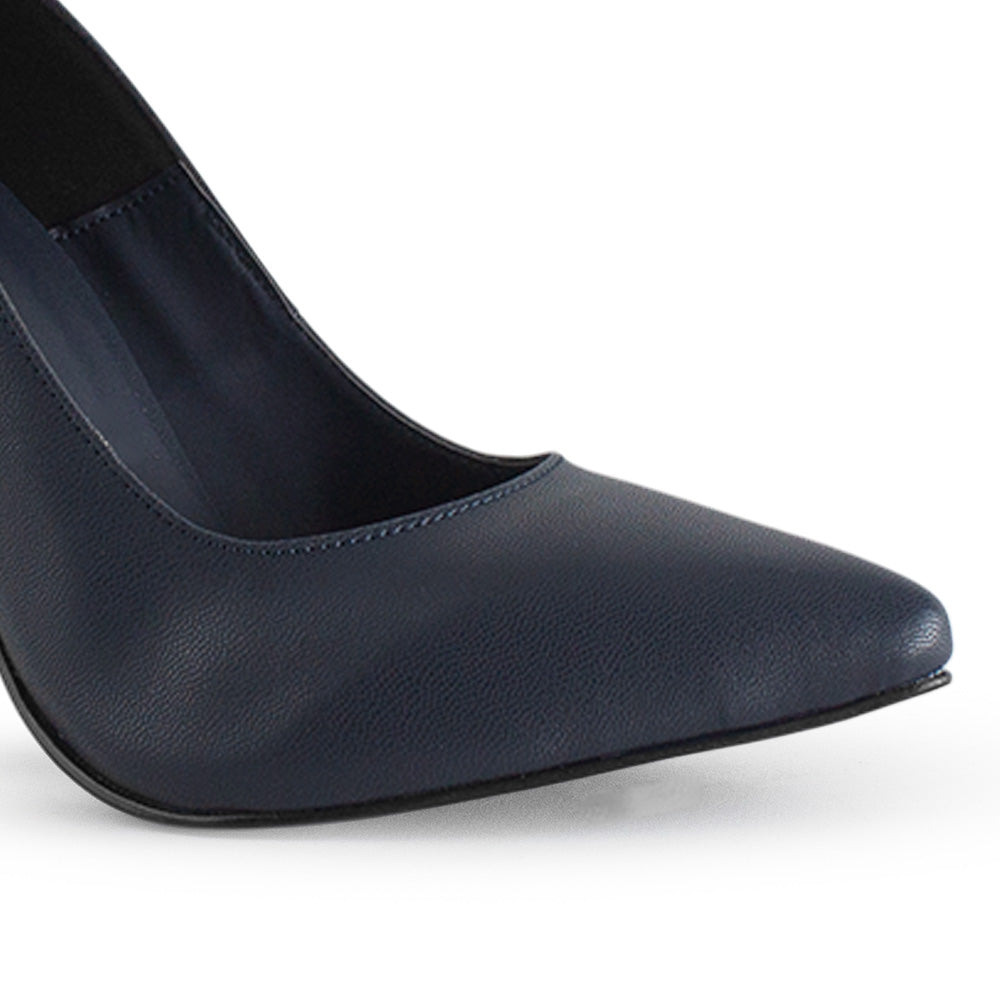 Vista a detalle de zapatilla puntal tipo stiletto para mujer azul marino