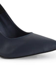 Vista a detalle de zapatilla puntal tipo stiletto para mujer azul marino