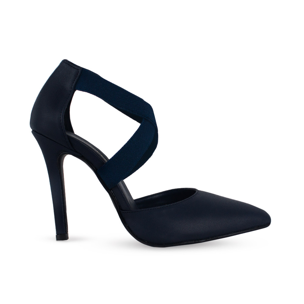 Vista lateral de zapatilla azul marino con tacon delgado para mujer