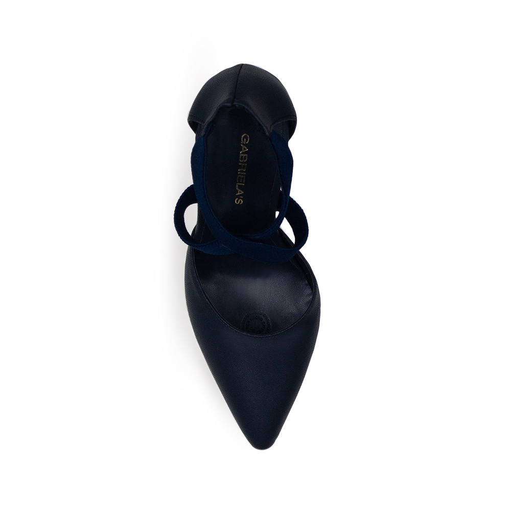 vista superior de zapatilla azul marino para mujer con tiras cruzadas de elastico