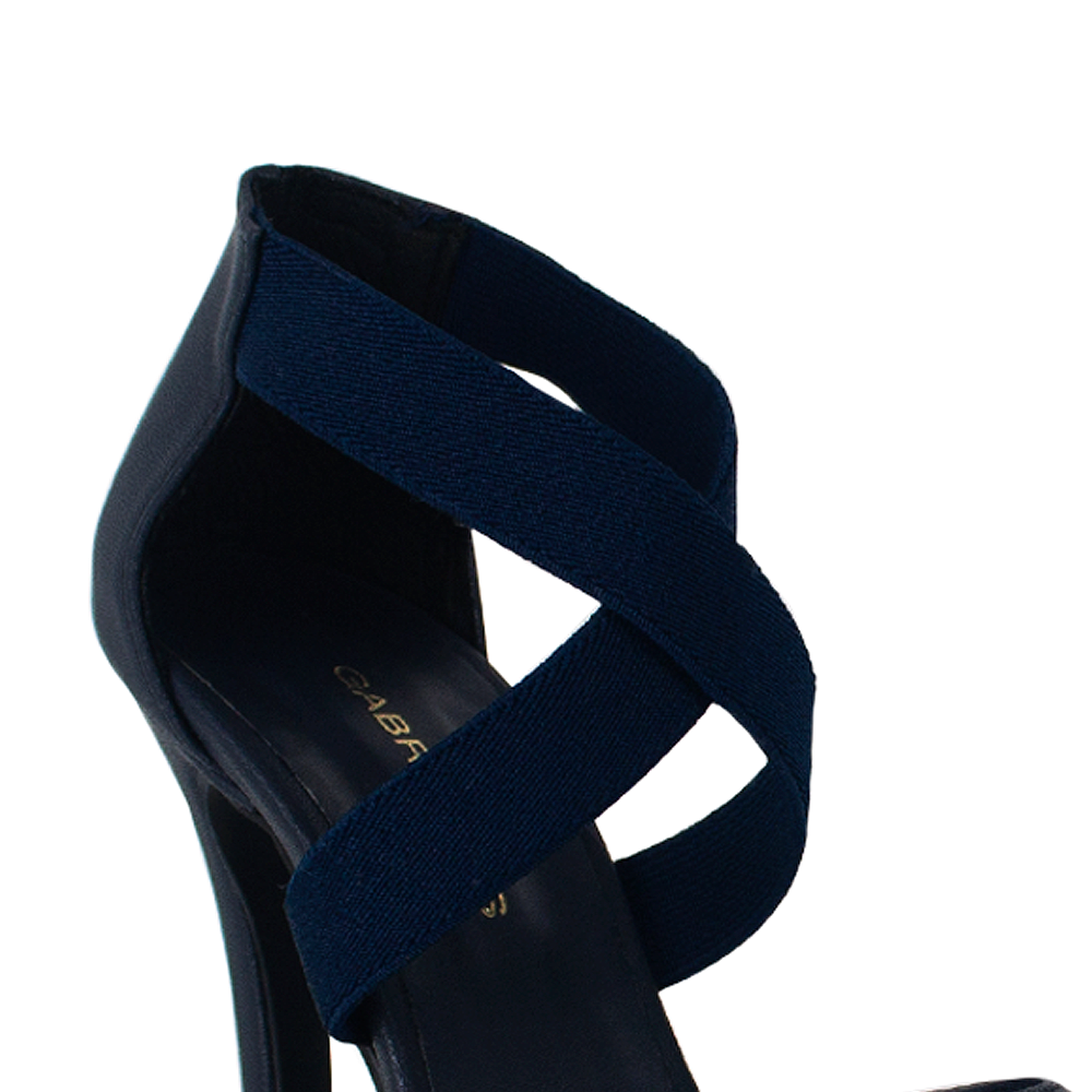 Vista a detalle de tiras cruzadas elasticas en zapatilla para mujer color azul marino