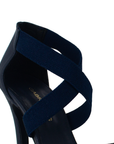Vista a detalle de tiras cruzadas elasticas en zapatilla para mujer color azul marino