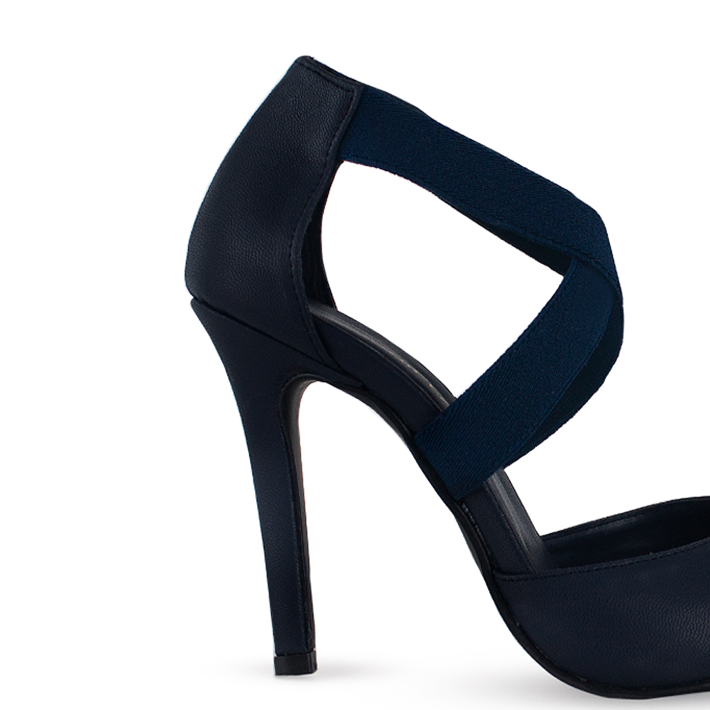 Vista trasera de zapatilla azul marino para mujer con tacon delgado medio