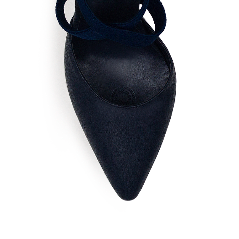 Detalle de material cabra sintetico de zapatilla azul marino para mujer