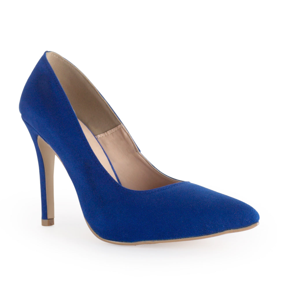 Vista diagonal de zapatilla azul rey con tacón delgado para mujer