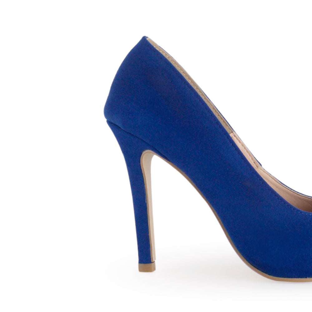 Vista trasera de zapatilla azul rey con tacón delgado de 10cm.