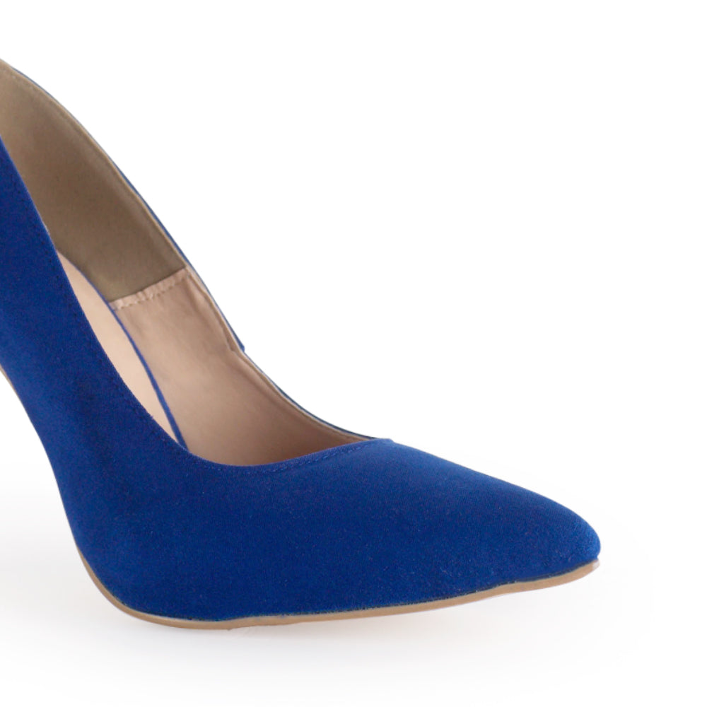Vista a detalle de zapatilla puntal tipo stiletto para mujer azul rey