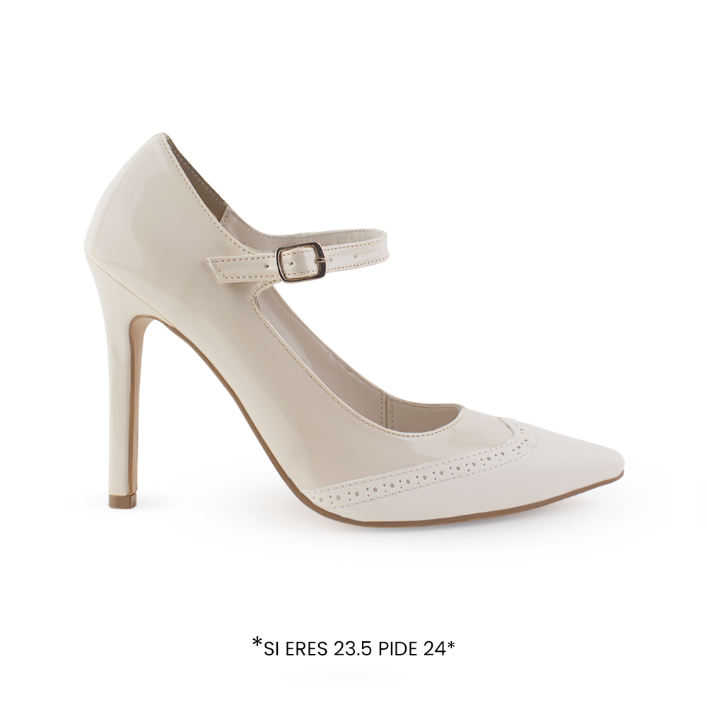 Vista lateral de zapatilla beige con pulsera y tacon delgado de 10cm.