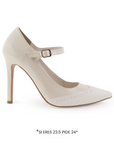 Vista lateral de zapatilla beige con pulsera y tacon delgado de 10cm.