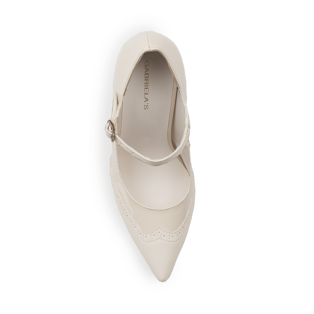 Vista superior de zapatilla para mujer tipo stiletto color beige