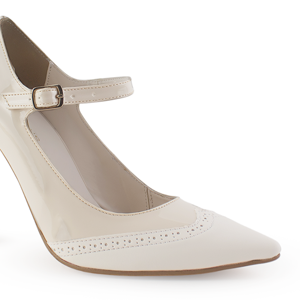 Vista a detalle de stiletto beige para mujer con pulsera