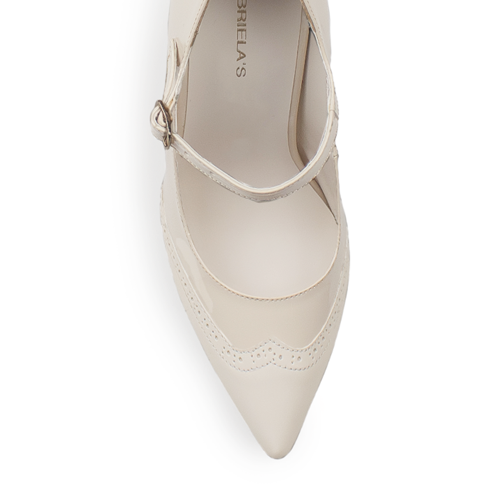 Vista de material charol en zapatilla stiletto color beige para mujer