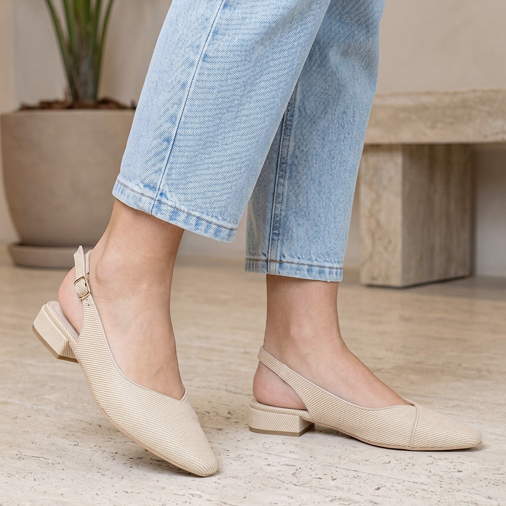 Zapatillas beige con talón descubierto  y tacón bajo de 3cm para dama 