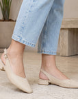 Zapatillas beige con talón descubierto  y tacón bajo de 3cm para dama 