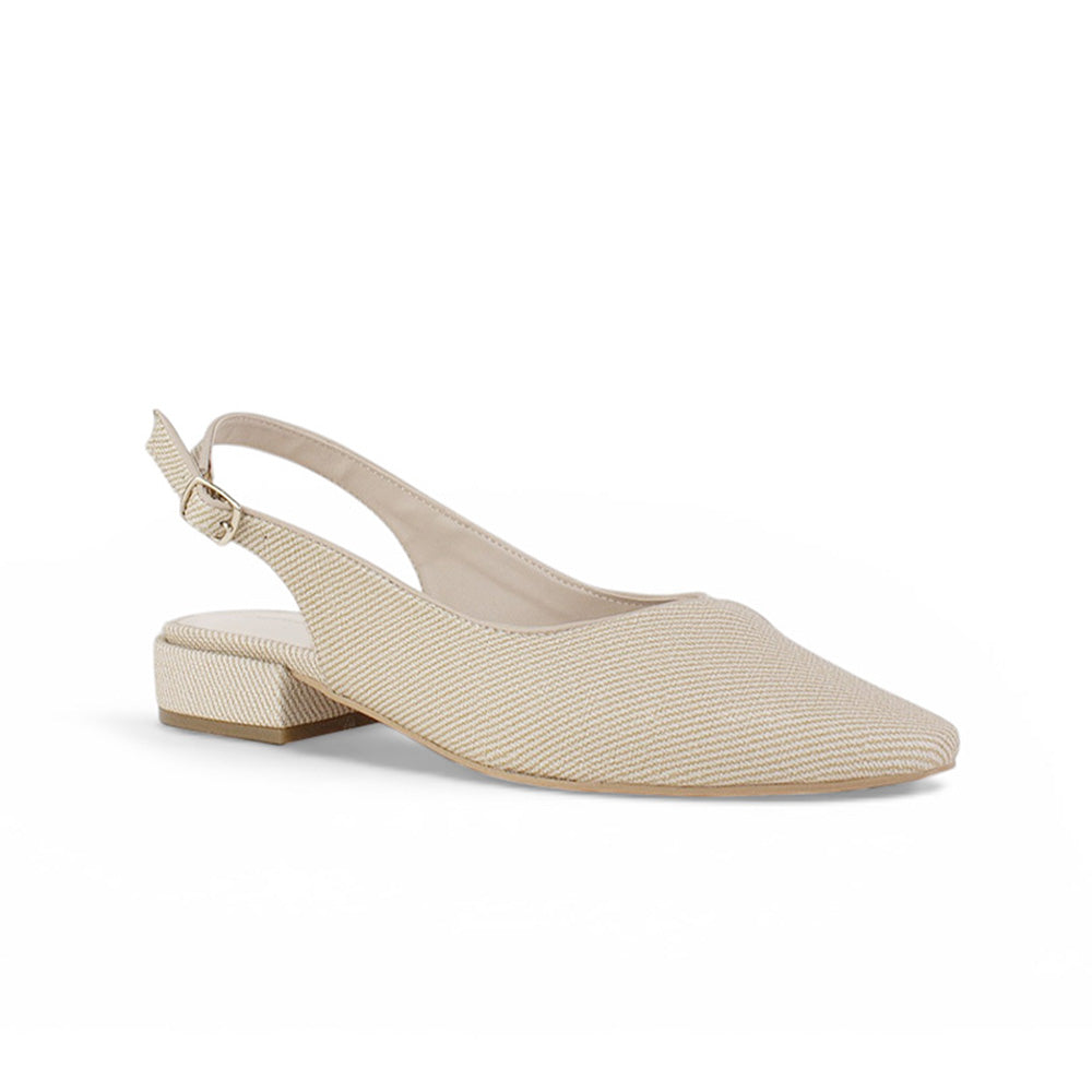 vista diagonal de zapatillas para dama beige con talón descubierto 