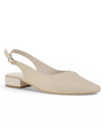 vista diagonal de zapatillas para dama beige con talón descubierto 
