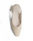 vista superior de zapatillas beige para dama con terminación en punta para dama con tacón bajo 