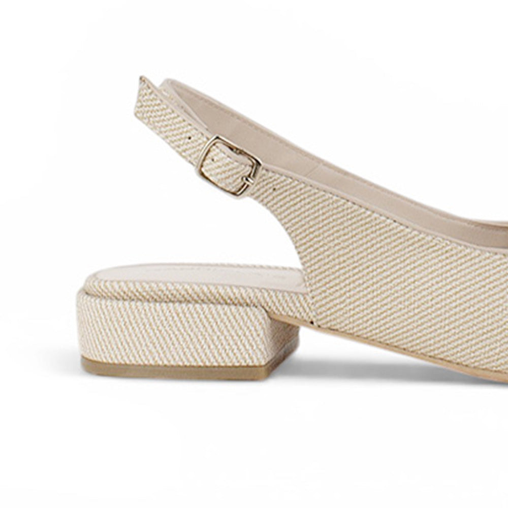 vista trasera del tacón bajo de 3cm en zapatillas para dama color beige  
