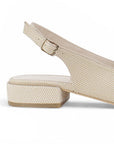 vista trasera del tacón bajo de 3cm en zapatillas para dama color beige  