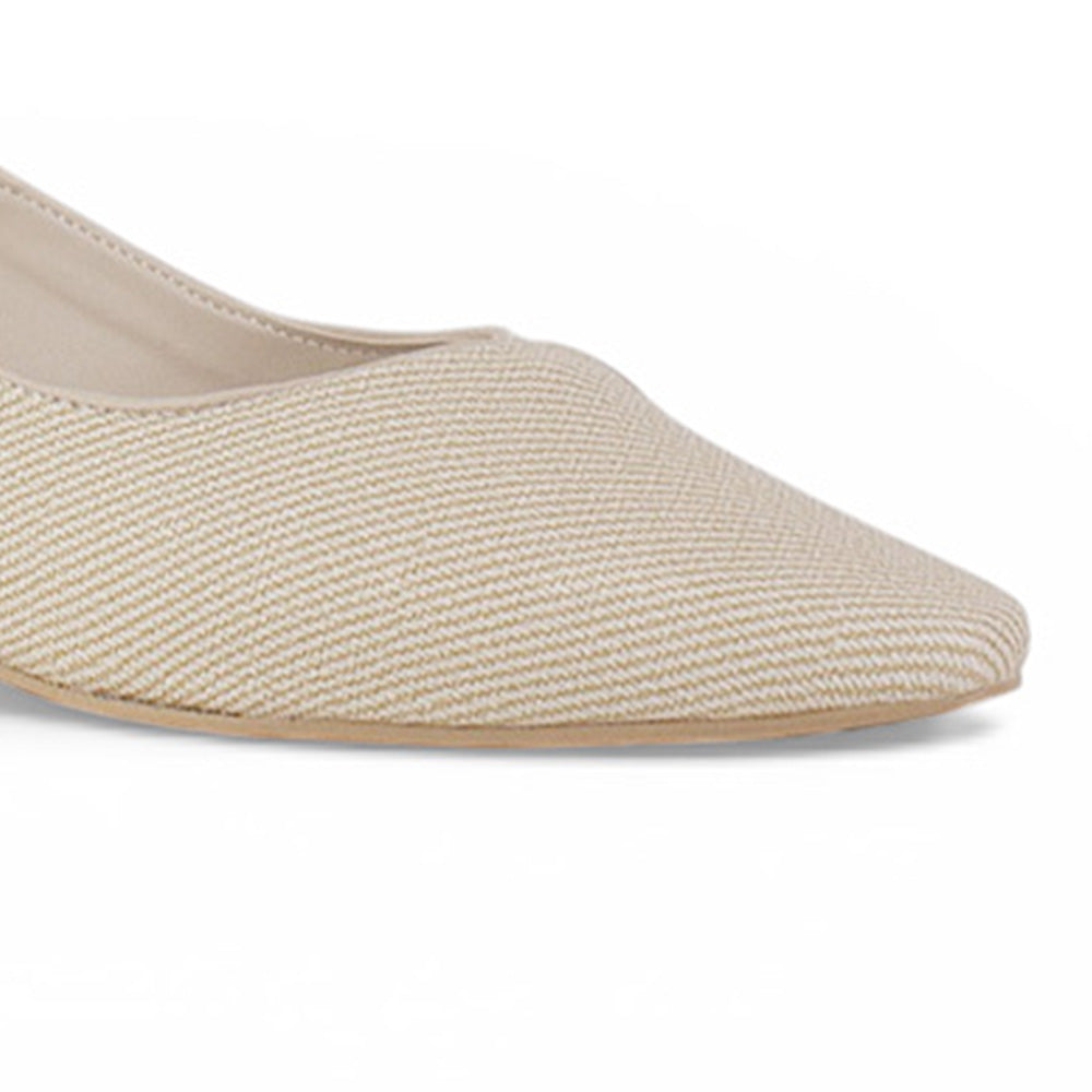 detalle del material sintético en zapatillas para dama color beige 
