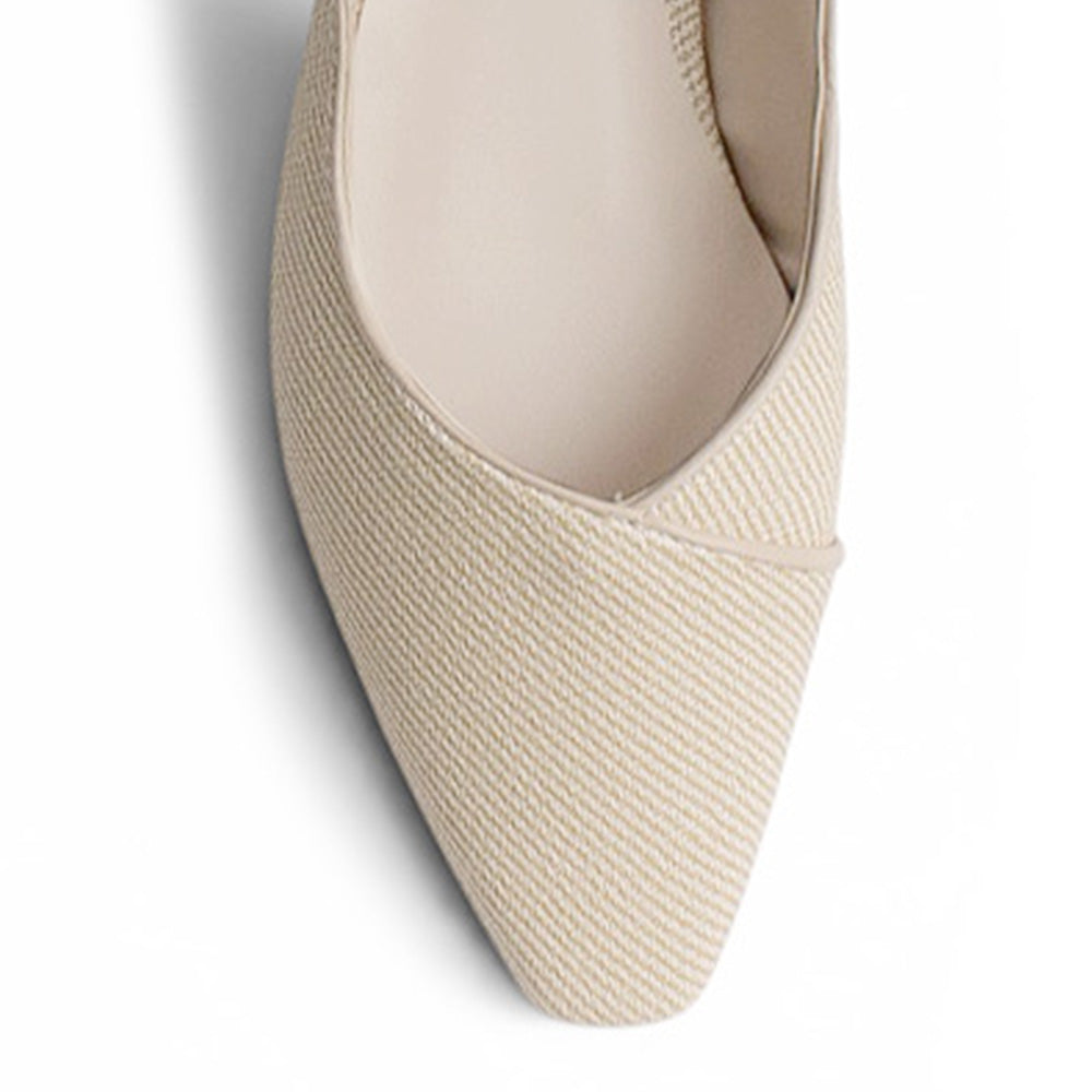 vista del detalle en punta estilizada de la zapatillas beige de dama con tacón  