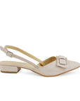Vista lateral de zapatilla beige para mujer con moño y tacón bajo de 3cm