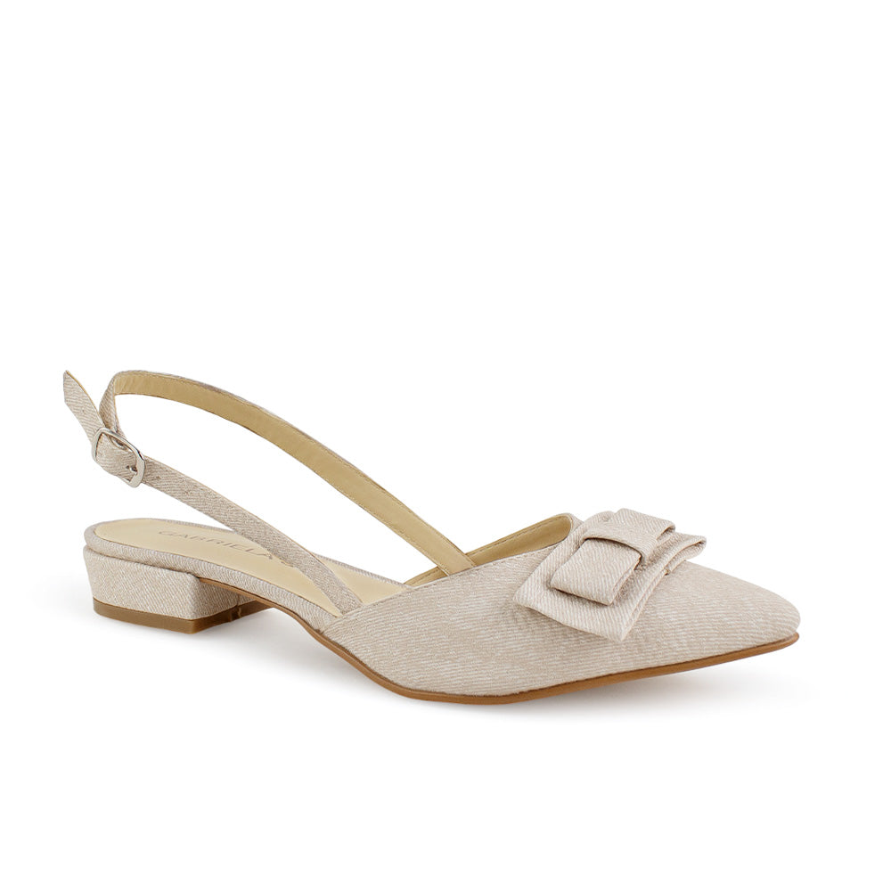 Vista diagonal de zapatilla para mujer con moño y tacón bajo de 3cm en color beige 
