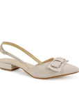 Vista diagonal de zapatilla para mujer con moño y tacón bajo de 3cm en color beige 