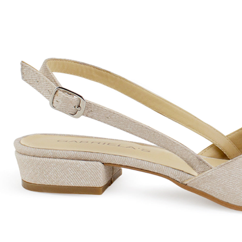 Vista trasera de tacón bajo de 3cm en zapatilla para mujer color beige 