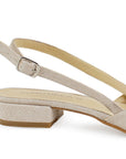 Vista trasera de tacón bajo de 3cm en zapatilla para mujer color beige 
