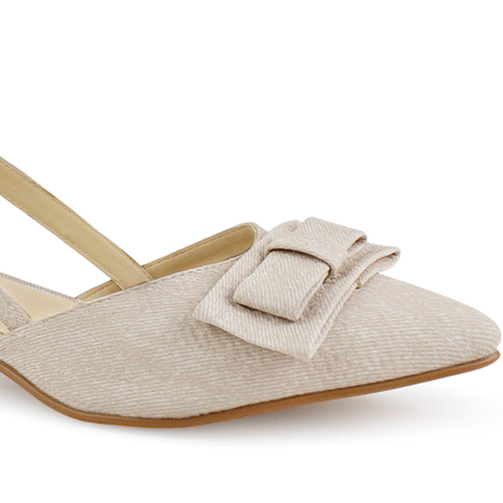 Vista a detalle de moño en zapatilla beige para mujer 