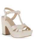 Vista diagonal de zapatilla con tacon ancho y pulsera color beige para mujer