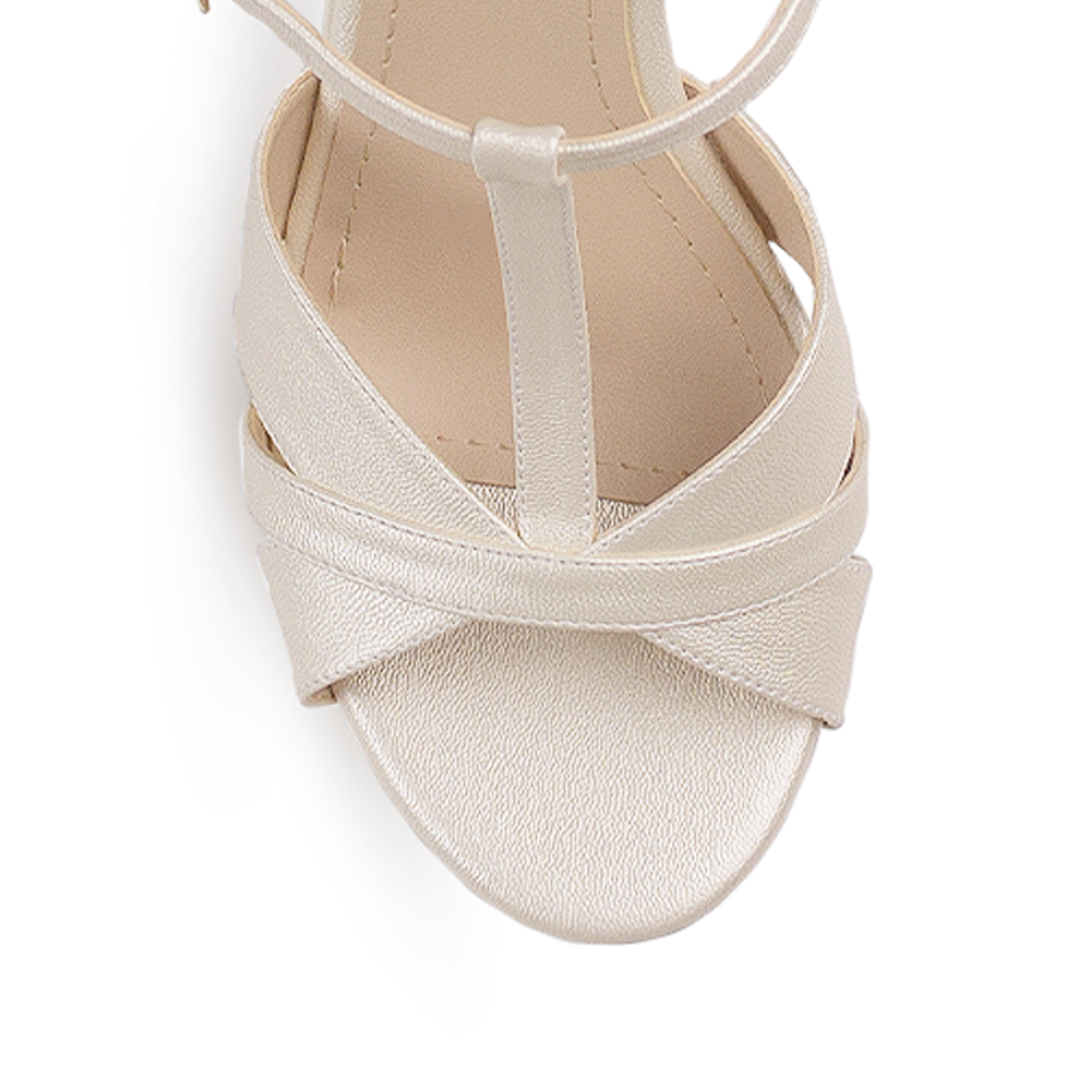 Vista del material sintetico de zapatilla para mujer beige