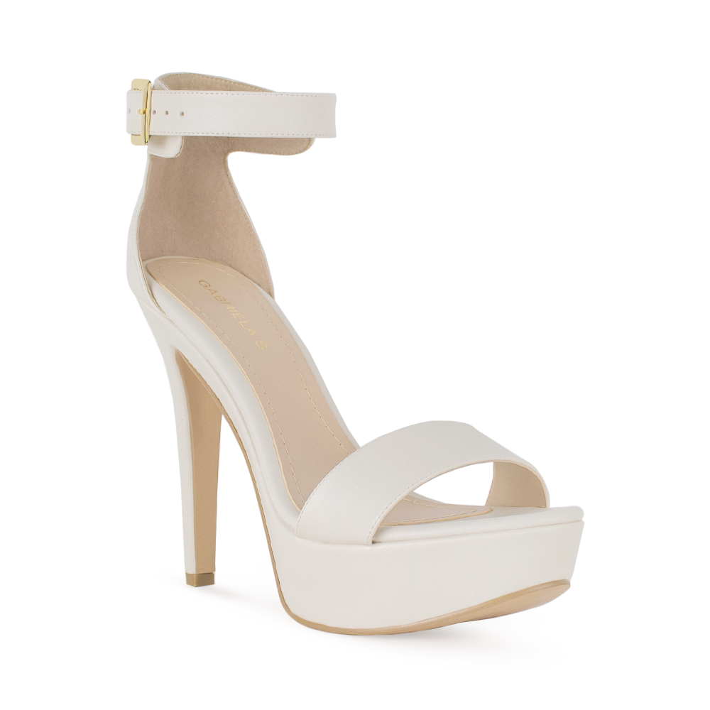 Vista diagonal de zapatilla beige con hebilla para mujer 