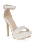 Vista diagonal de zapatilla beige con hebilla para mujer 