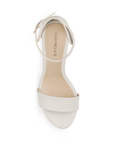 Vista superior de zapatilla color beige con tacon alto para mujer