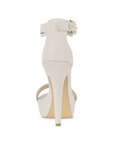 Vista trasera de zapatilla beige con tacon alto delgado para mujer